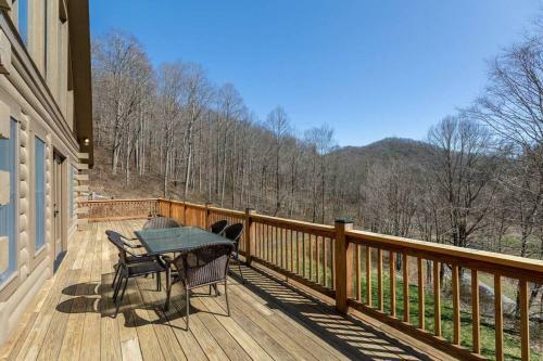 Mountain Mindset - Newland Log Cabin, Hot Tub, Pool Table, Fire Pit