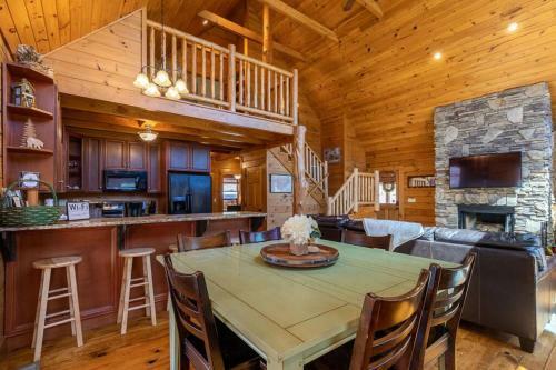 Mountain Mindset - Newland Log Cabin, Hot Tub, Pool Table, Fire Pit