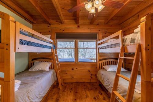 Mountain Mindset - Newland Log Cabin, Hot Tub, Pool Table, Fire Pit
