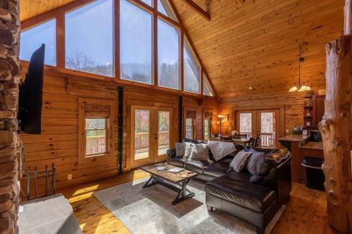 Mountain Mindset - Newland Log Cabin, Hot Tub, Pool Table, Fire Pit