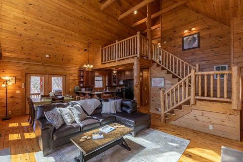 Mountain Mindset - Newland Log Cabin, Hot Tub, Pool Table, Fire Pit