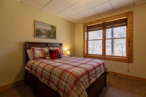 Mountain Mindset - Newland Log Cabin, Hot Tub, Pool Table, Fire Pit