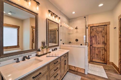 Elevated Mountain View Retreat With Fire Pit!