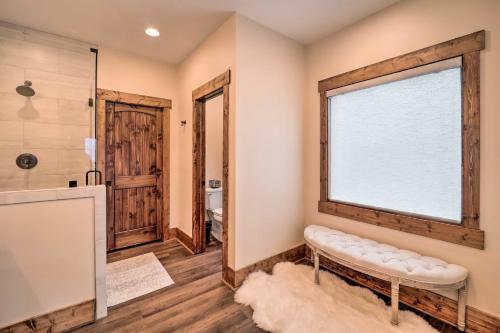 Elevated Mountain View Retreat With Fire Pit!