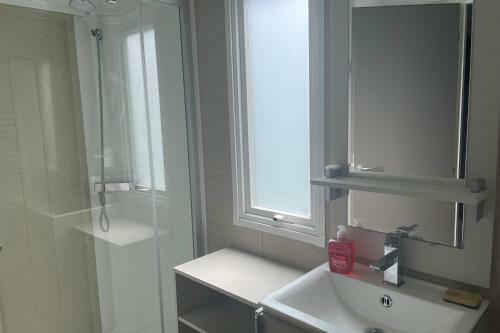 Mobile Home Of 30 M With Wifi-garden And Pool