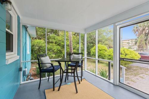 208 W Ashley - Central Location - 2 Mins To The Beach