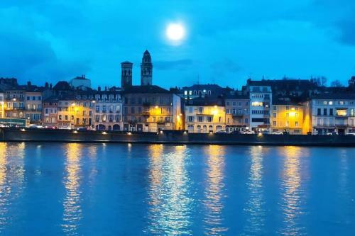L'hirondelle � Trois Temps