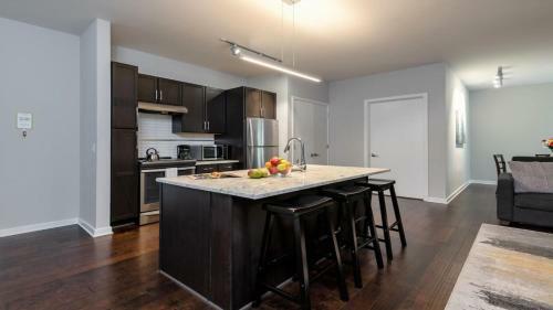 Cozysuites Stunning 2br 2ba Apartment Downtown