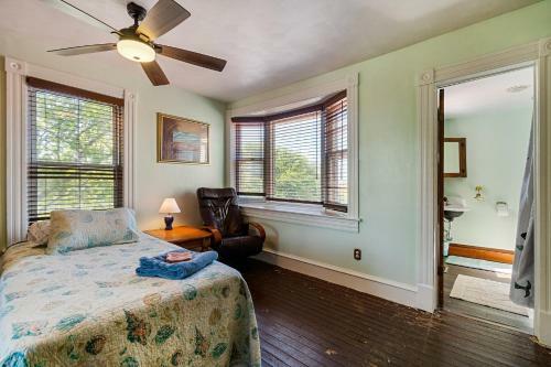 Captains Quarters By The Bay Cottage