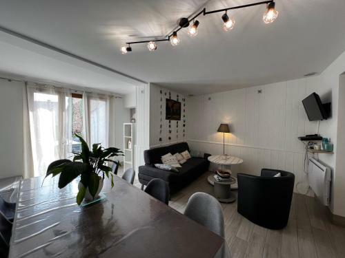 Petite Maison Dans Le Bourg De Villerest