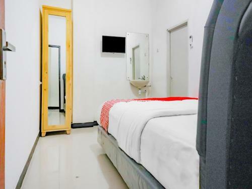 Hotel Vaccinated Staff - Oyo 3965 Syariah Graha Kartika
