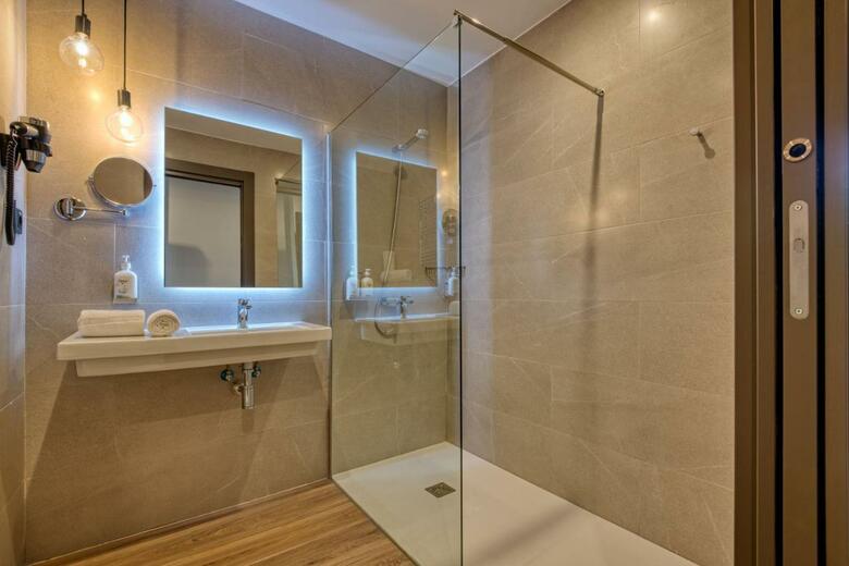 Hotel Dwo Colours Alcal�