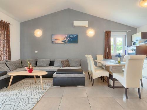 Holiday Home Goldi - Voj512
