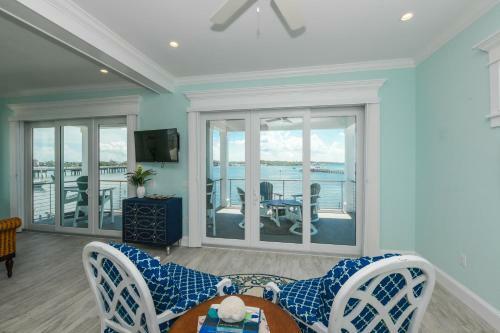 Bayfront Retreat By Ami Locals
