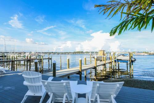 Bayfront Retreat By Ami Locals