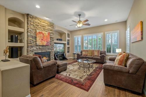 Immaculate Lake Front Home Wresort Like Backyard