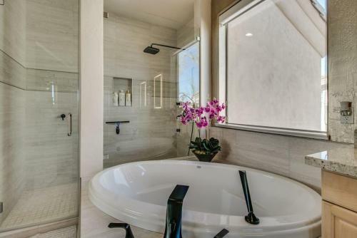 Fabulous 4-bdrm Wbreathtaking Views & Pool