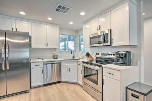 Family-friendly Glendale Home With Yard And Pool!