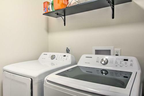 Family-friendly Glendale Home With Yard And Pool!
