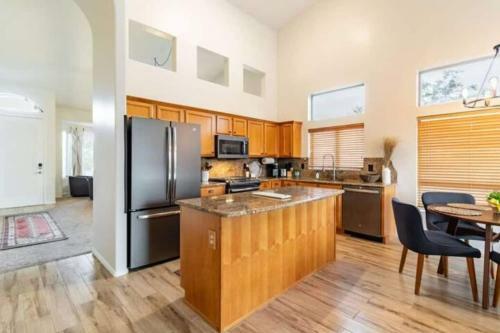 Peaceful Oasis In Gated Golf Course Community