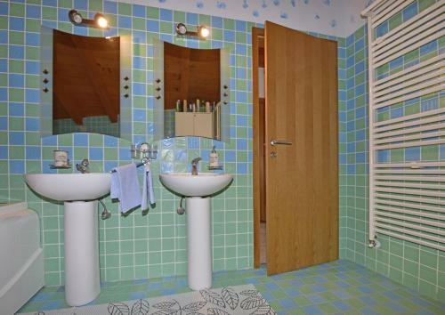 Hostal Holiday House Lena