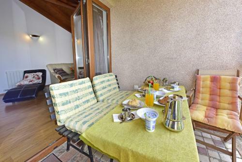 Hostal Holiday House Lena