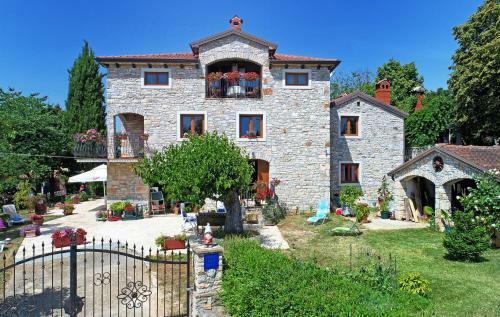 Hostal Holiday House Lena