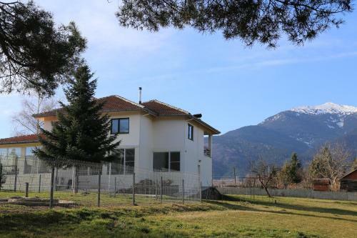 Hostal Vilas Ambasador Bratin Dol