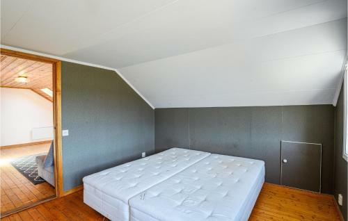Stunning Home In �m�l W/ Wifi And 3 Bedrooms