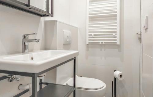 Awesome Home In Brouwershaven With Wifi And 3 Bedrooms