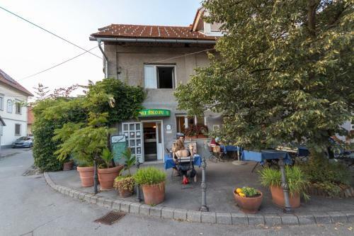 Contemporary 1-bedroom Apartment In Trnovo