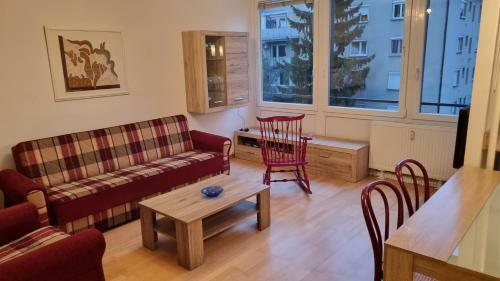 Thomas Apartment 028
