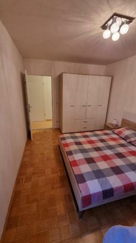 Thomas Apartment 028