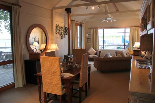 Bed & Breakfast Boathouse & Birks River Retreats