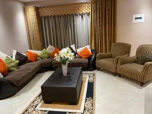 Apartamento Boikhutsong House