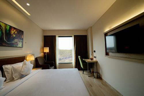 Hotel The Monarch At Chakan Midc, Pune
