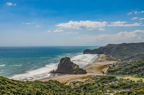 Perfectly Piha - Piha Holiday Home
