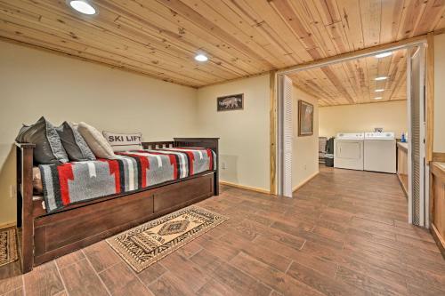 Pine Angry Skunk Cabin With Outdoor Oasis!