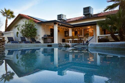 4-bdrm Vacation Dream Home Wbackyard Paradise