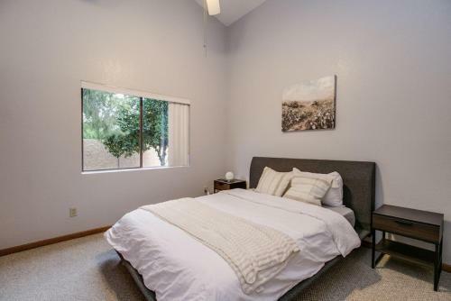North Scottsdale 4 Bdrm Vacation Sanctuary With Pebble Tech Pool