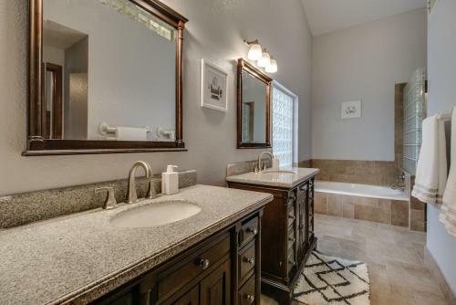 North Scottsdale 4 Bdrm Vacation Sanctuary With Pebble Tech Pool