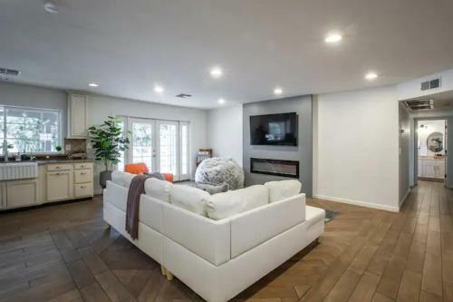 Stylish Resort-style Must See Home With Pool