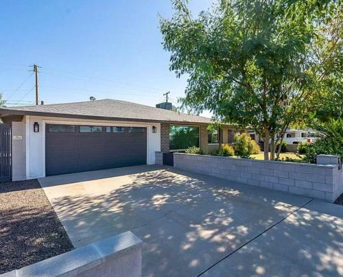 The Comforts' Inn: Desert Oasis