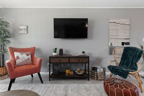 The Comforts' Inn: Desert Oasis
