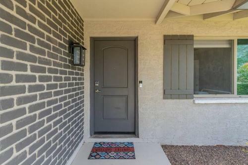 The Comforts' Inn: Desert Oasis