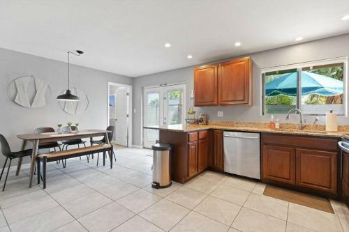 The Comforts' Inn: Desert Oasis