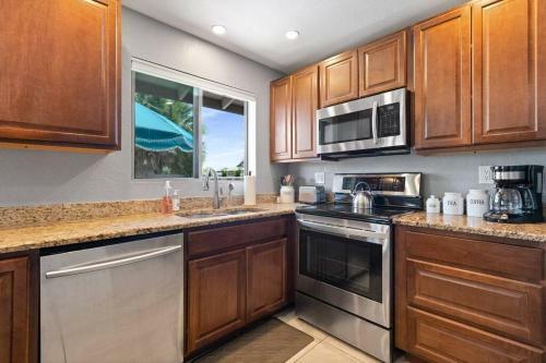 The Comforts' Inn: Desert Oasis