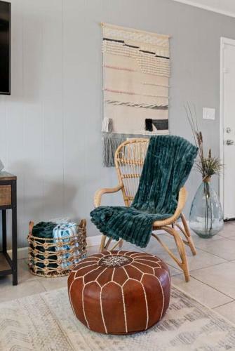 The Comforts' Inn: Desert Oasis