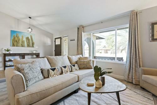 Modern And Stylish Remodeled 4 Bdrm W Htd Pool