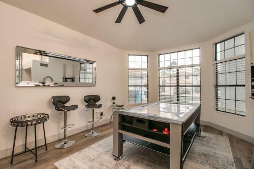 Newly Renovated 4 Bedroom Retreat Wpool